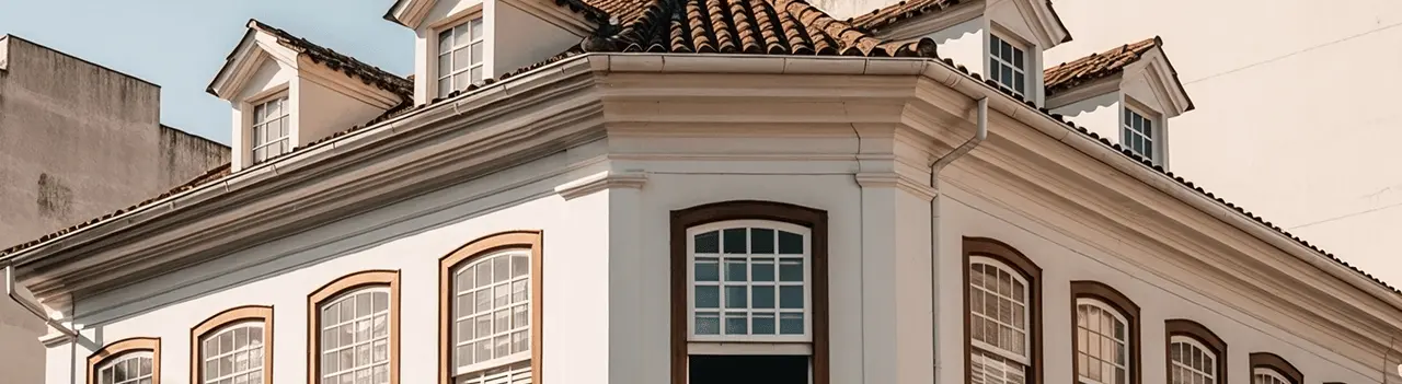 Foto do detalhe de edificação de estilo colonial visto em perspectiva de canto